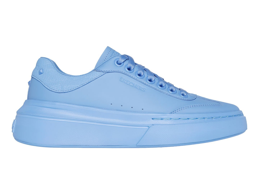 Tenis Skechers color azul claro con suela de plataforma y agujetas.