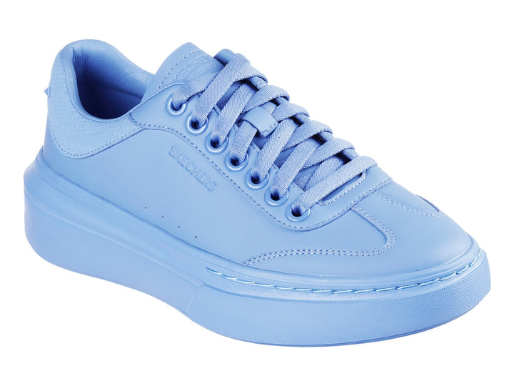 Tenis Skechers color azul claro con suela de plataforma y agujetas.