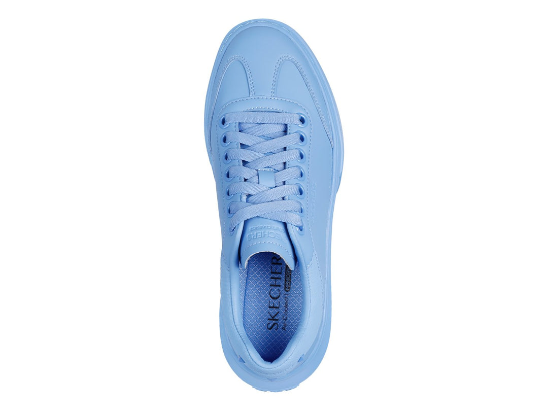 Tenis Skechers color azul claro con suela de plataforma y agujetas.
