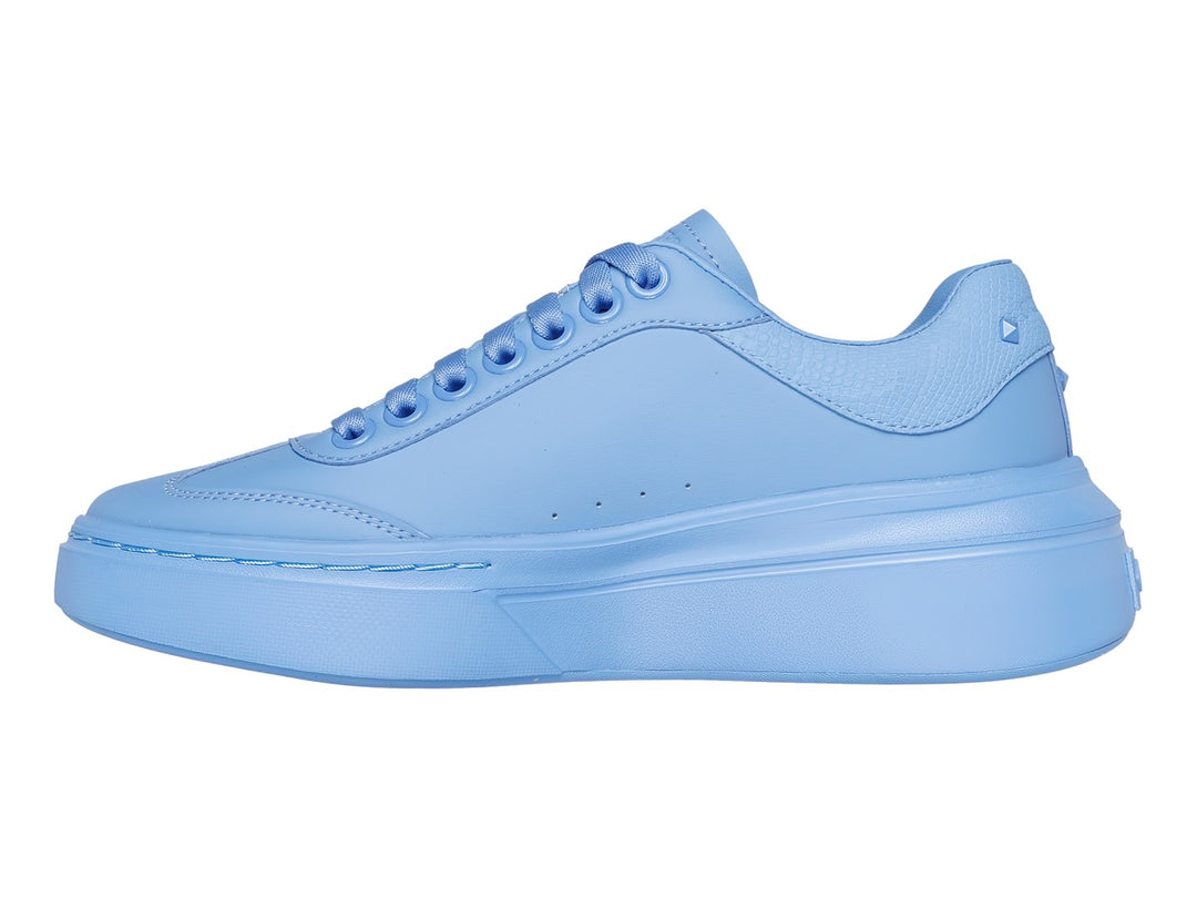 Tenis Skechers color azul claro con suela de plataforma y agujetas.