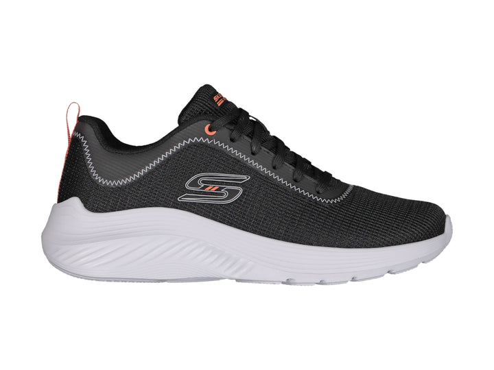 Tenis deportivos Skechers color negro con suela blanca y detalle naranja en el talón.