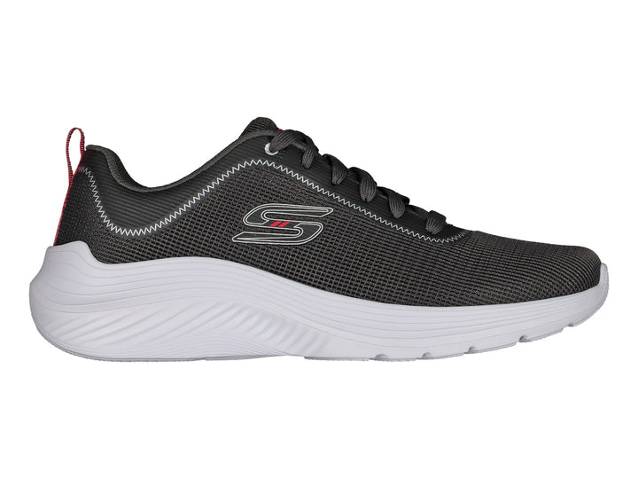 Tenis Skechers color gris con suela blanca y pequeña pestaña roja en el talón.