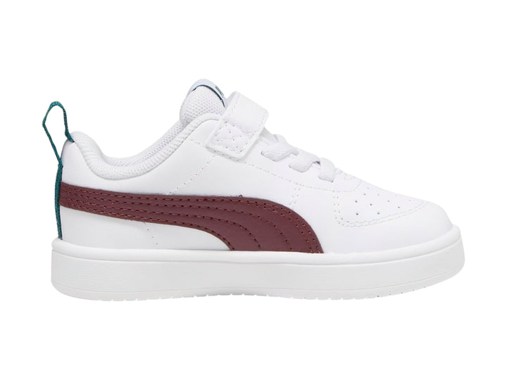 Tenis PUMA blancos para bebé con franja guinda y correa de velcro.