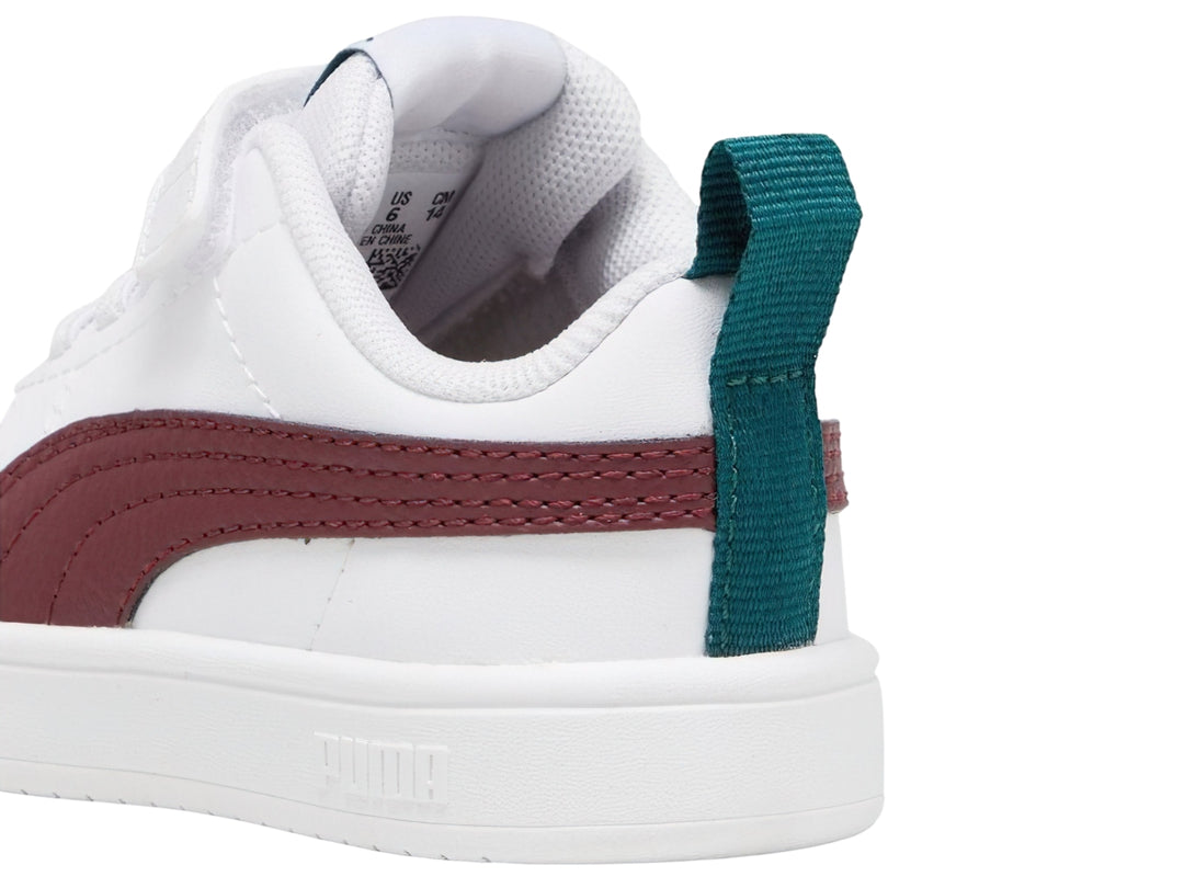 Tenis PUMA blancos para bebé con franja guinda y correa de velcro.