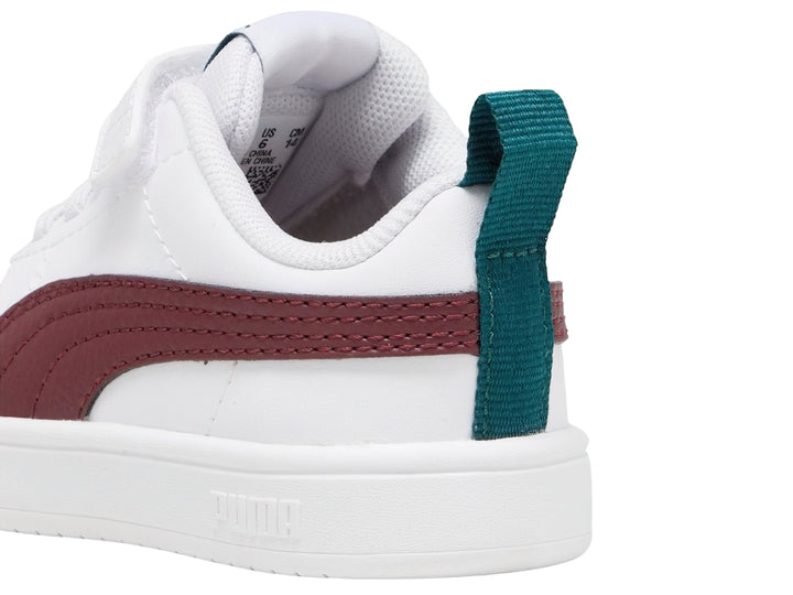 Tenis PUMA blancos para bebé con franja guinda y correa de velcro.