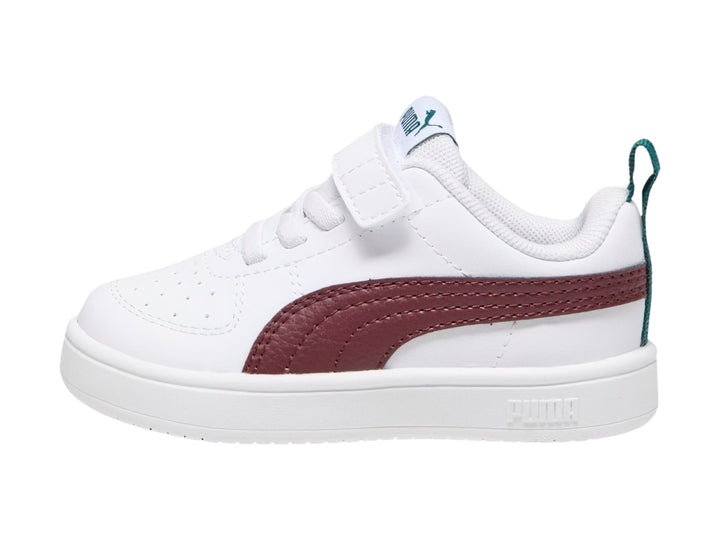 Tenis PUMA blancos para bebé con franja guinda y correa de velcro.
