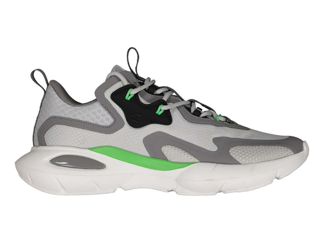 Tenis deportivos Charly en color gris con detalles en negro, blanco y verde lima, con suela blanca robusta.