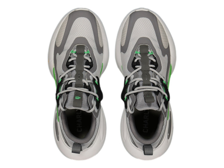 Tenis deportivos Charly en color gris con detalles en negro, blanco y verde lima, con suela blanca robusta.