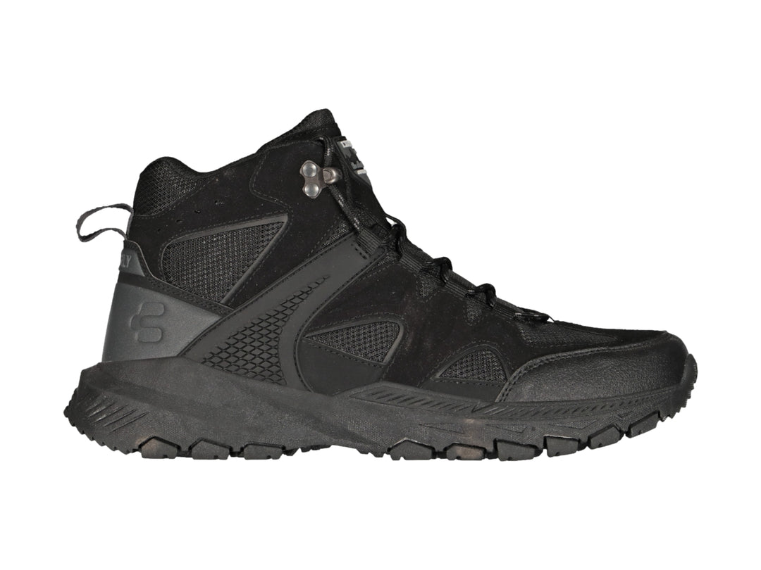 Zapato deportivo tipo bota de color negro marca Charly con suela robusta y cierre de cordones.