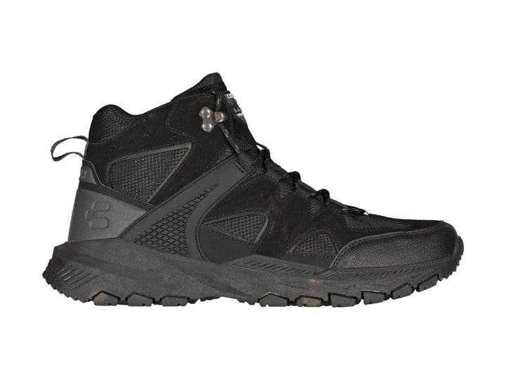 Zapato deportivo tipo bota de color negro marca Charly con suela robusta y cierre de cordones.