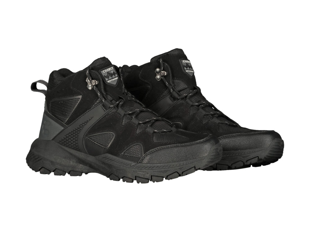 Zapato deportivo tipo bota de color negro marca Charly con suela robusta y cierre de cordones.