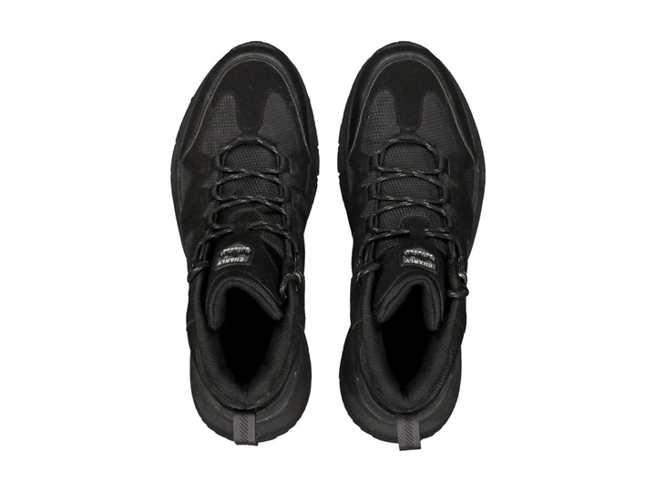 Zapato deportivo tipo bota de color negro marca Charly con suela robusta y cierre de cordones.