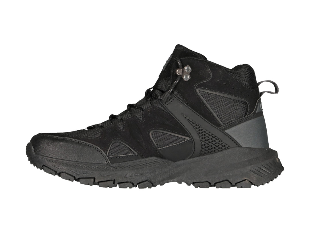 Zapato deportivo tipo bota de color negro marca Charly con suela robusta y cierre de cordones.