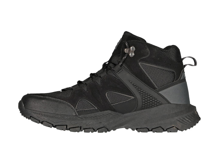 Zapato deportivo tipo bota de color negro marca Charly con suela robusta y cierre de cordones.