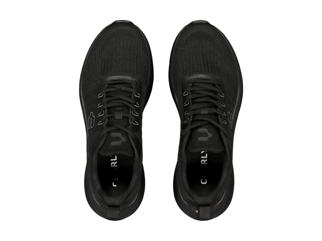 Tenis deportivos Charly color negro total con suela ergonómica y tejido transpirable.