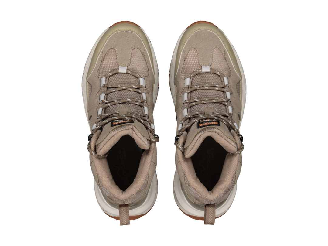 Zapato deportivo tipo botín color taupe con suela blanca y marrón.