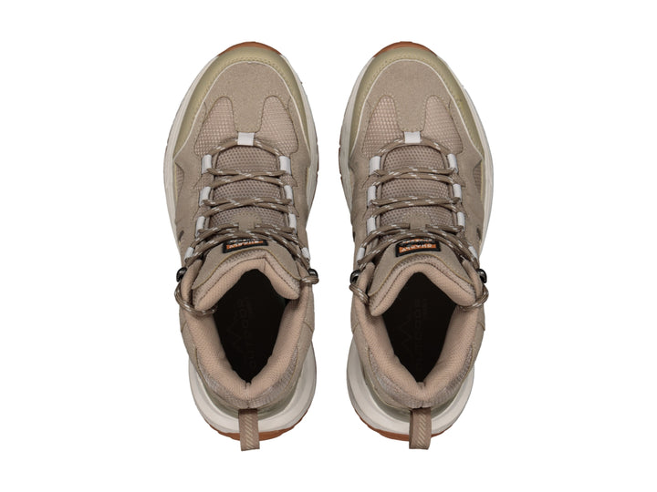 Zapato deportivo tipo botín color taupe con suela blanca y marrón.