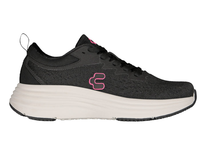 Tenis deportivos Charly color negro con suela blanca y logotipo rosa en el costado.
