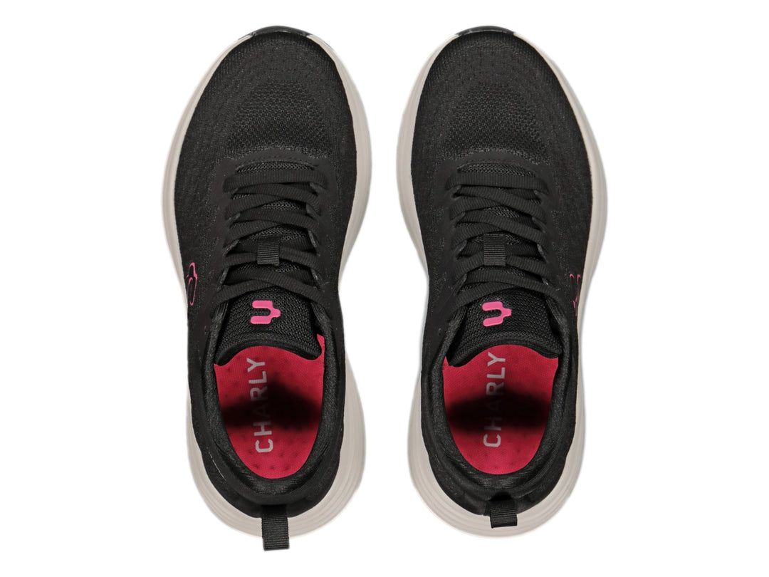 Tenis deportivos Charly color negro con suela blanca y logotipo rosa en el costado.