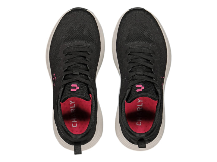 Tenis deportivos Charly color negro con suela blanca y logotipo rosa en el costado.