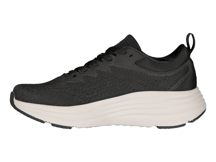 Tenis deportivos Charly color negro con suela blanca y logotipo rosa en el costado.