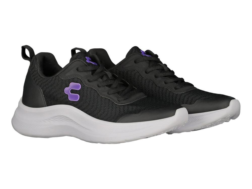 Tenis deportivos Charly color negro con suela blanca y logotipo morado en el lateral.