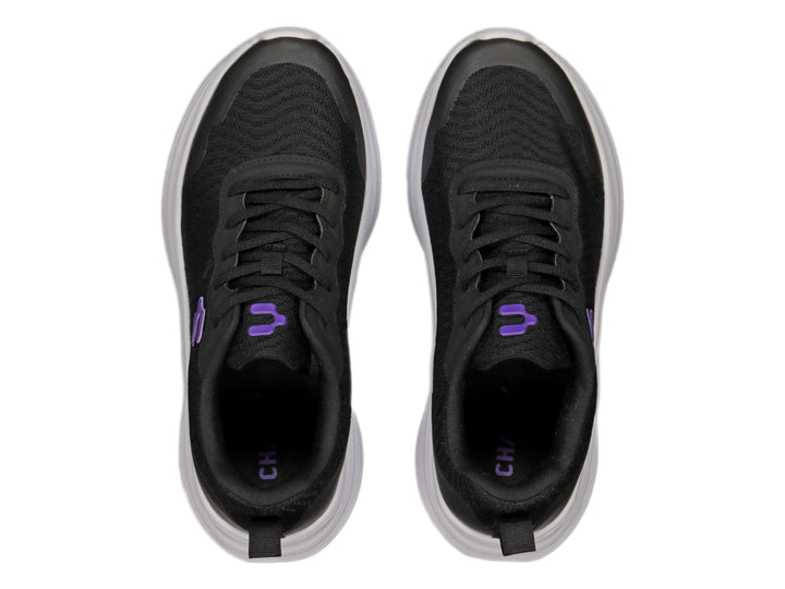 Tenis deportivos Charly color negro con suela blanca y logotipo morado en el lateral.