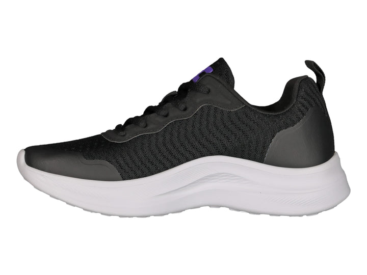 Tenis deportivos Charly color negro con suela blanca y logotipo morado en el lateral.