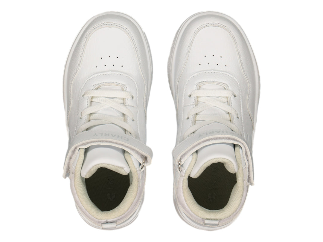 Tenis deportivos de bota color blanco con correa de velcro y suela blanca.