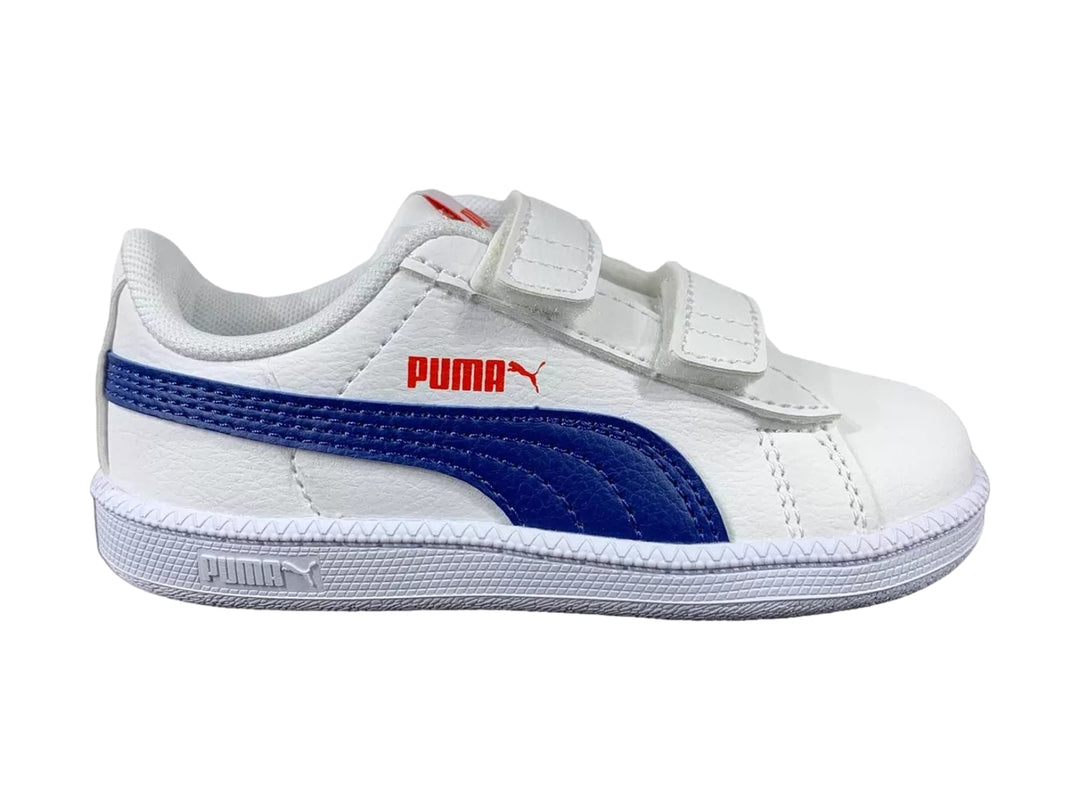 Tenis PUMA infantiles blancos con franja azul y cierres de velcro.