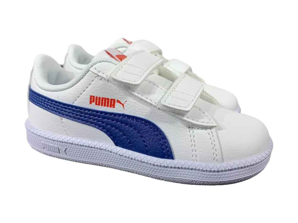 Tenis PUMA infantiles blancos con franja azul y cierres de velcro.