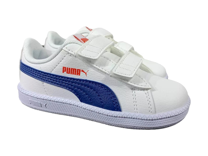 Tenis PUMA infantiles blancos con franja azul y cierres de velcro.