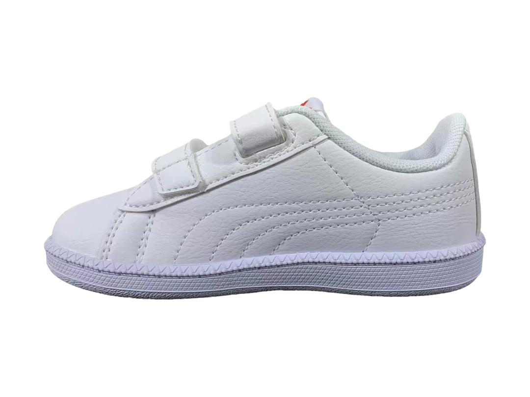 Tenis PUMA infantiles blancos con franja azul y cierres de velcro.
