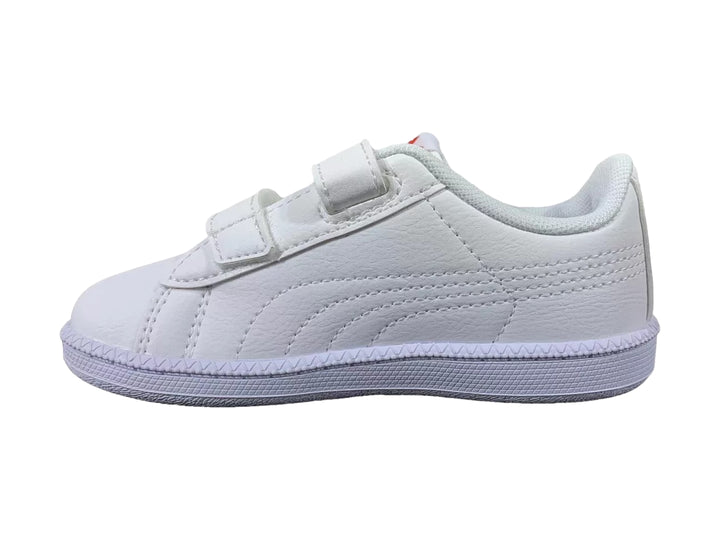 Tenis PUMA infantiles blancos con franja azul y cierres de velcro.