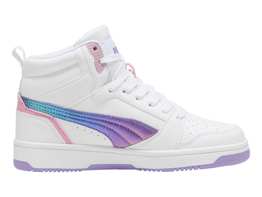 Tenis PUMA blancos de corte medio con franja iridiscente y suela en color lavanda.