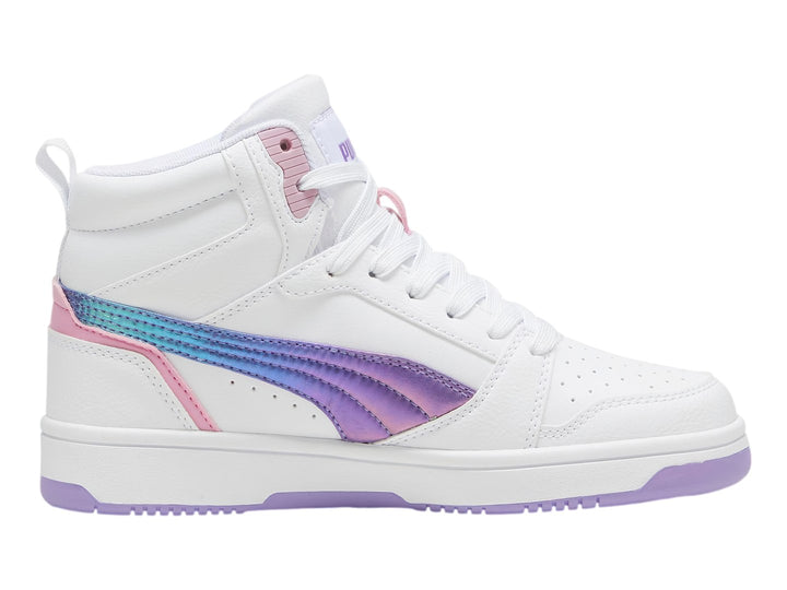 Tenis PUMA blancos de corte medio con franja iridiscente y suela en color lavanda.