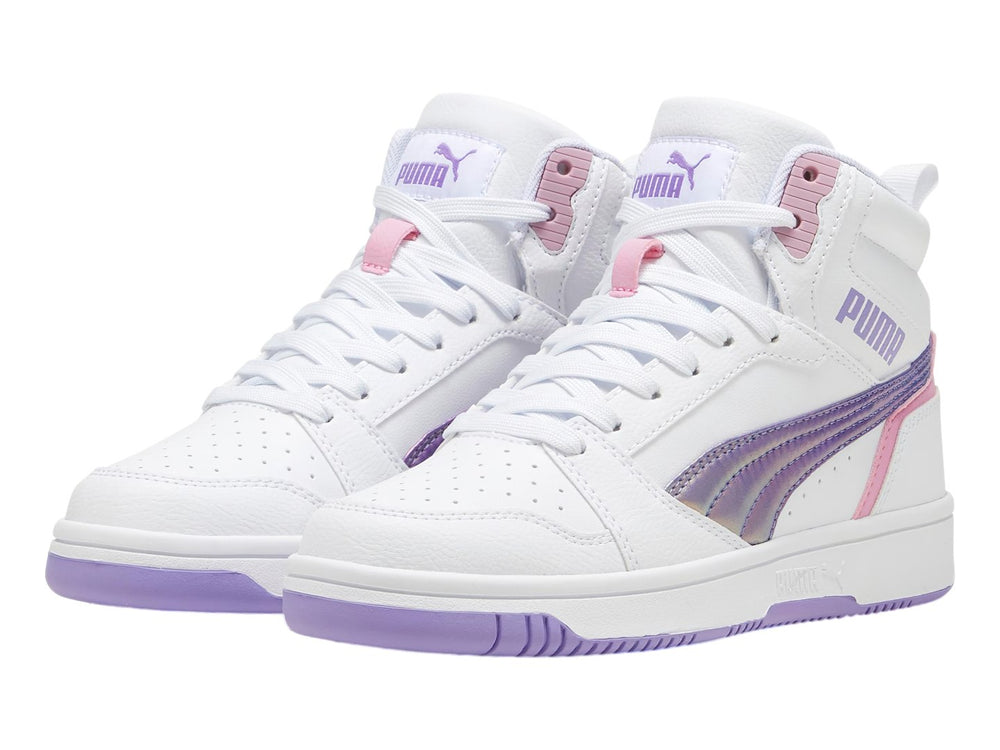 Tenis PUMA blancos de corte medio con franja iridiscente y suela en color lavanda.