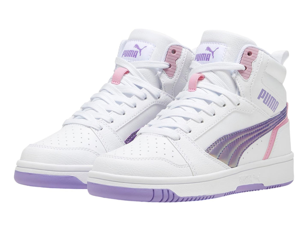 Tenis PUMA blancos de corte medio con franja iridiscente y suela en color lavanda.