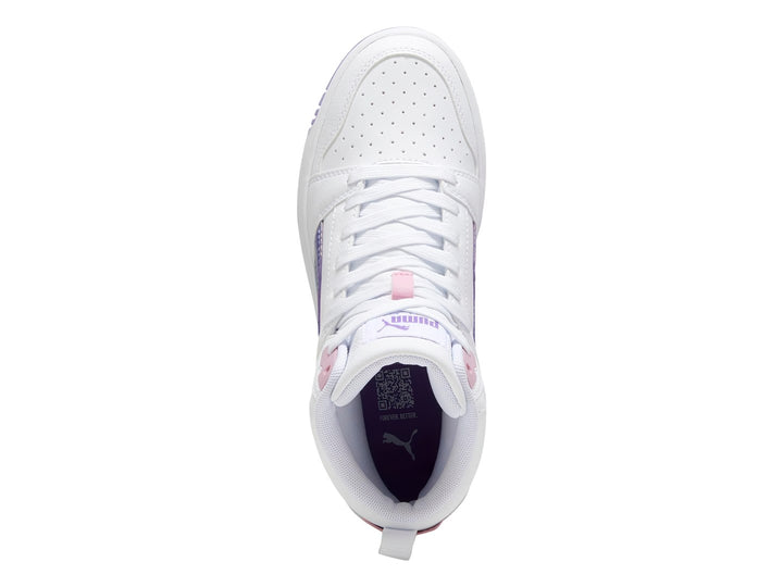 Tenis PUMA blancos de corte medio con franja iridiscente y suela en color lavanda.