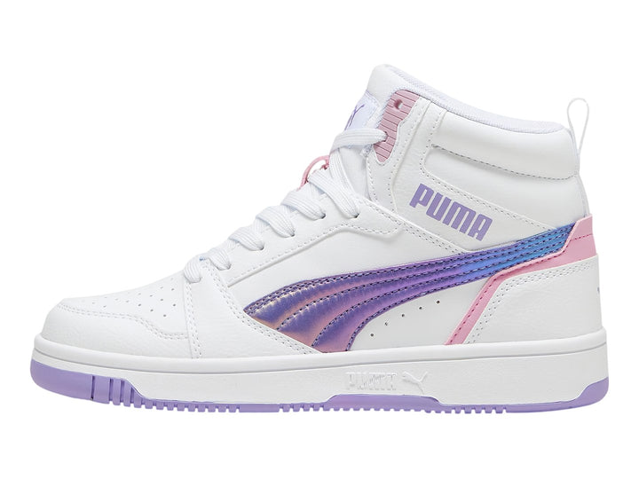 Tenis PUMA blancos de corte medio con franja iridiscente y suela en color lavanda.