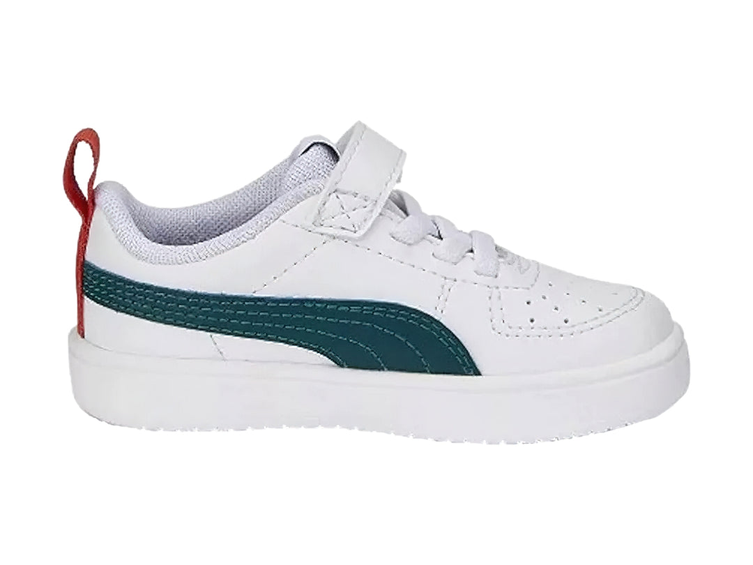 Tenis PUMA blancos para bebé con franja azul marino y pestaña roja en el talón.