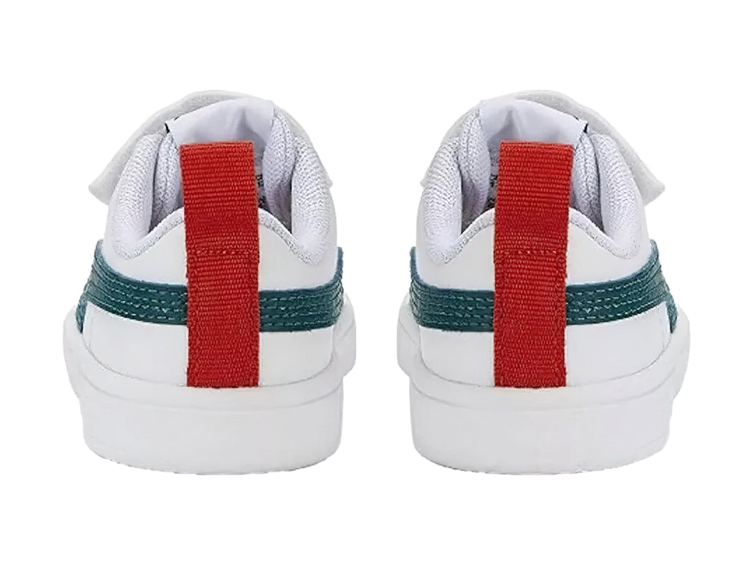 Tenis PUMA blancos para bebé con franja azul marino y pestaña roja en el talón.