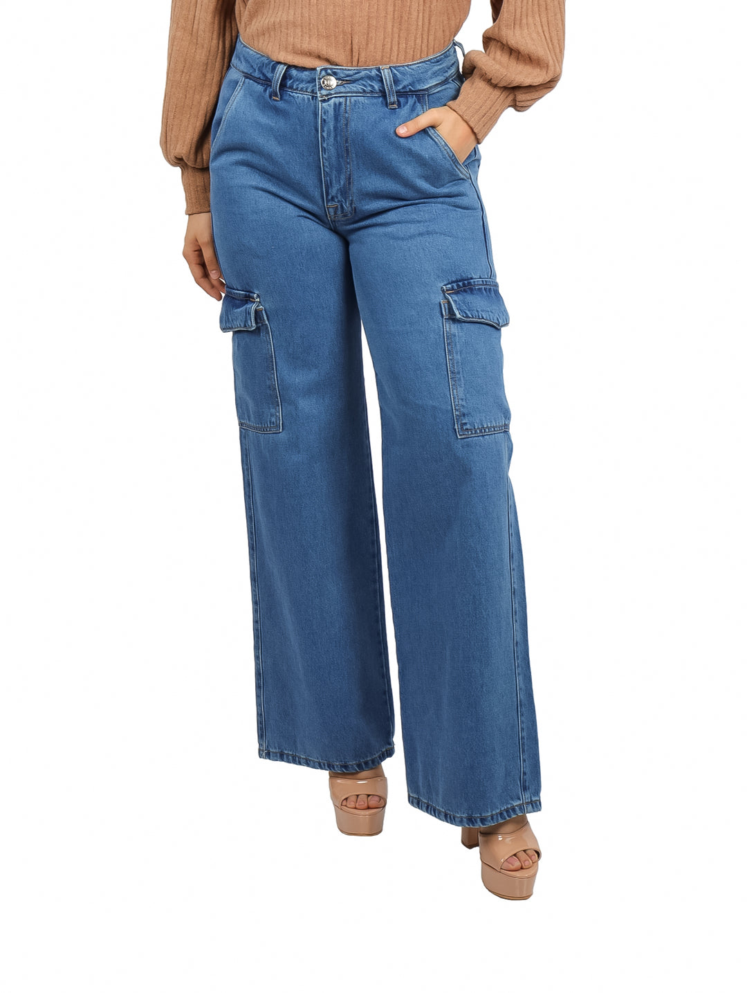 Pantalones cargo de mezclilla azul con pierna ancha y bolsillos laterales.