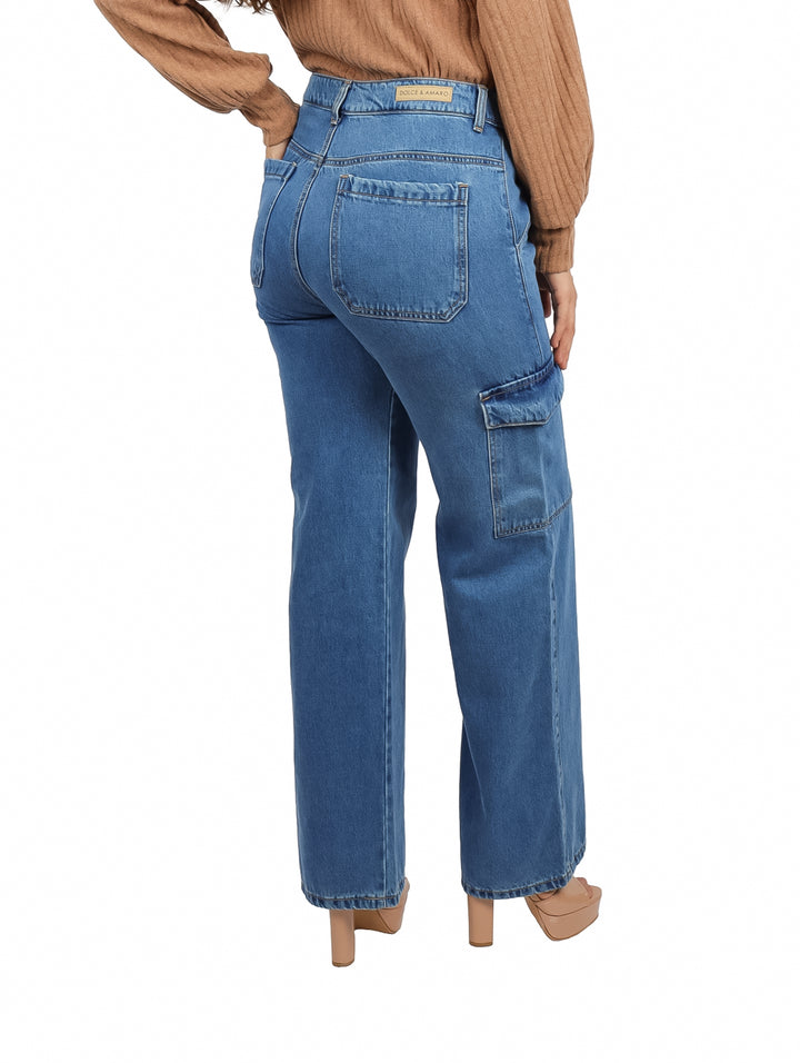 Pantalones cargo de mezclilla azul con pierna ancha y bolsillos laterales.