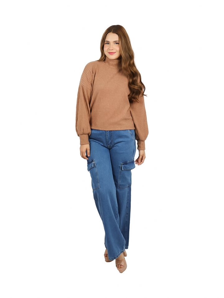 Pantalones cargo de mezclilla azul con pierna ancha y bolsillos laterales.