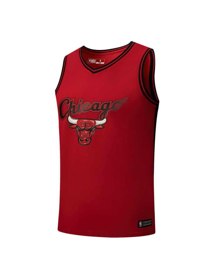 Jersey deportivo de baloncesto color rojo con logotipo de los Chicago Bulls y detalles en negro.
