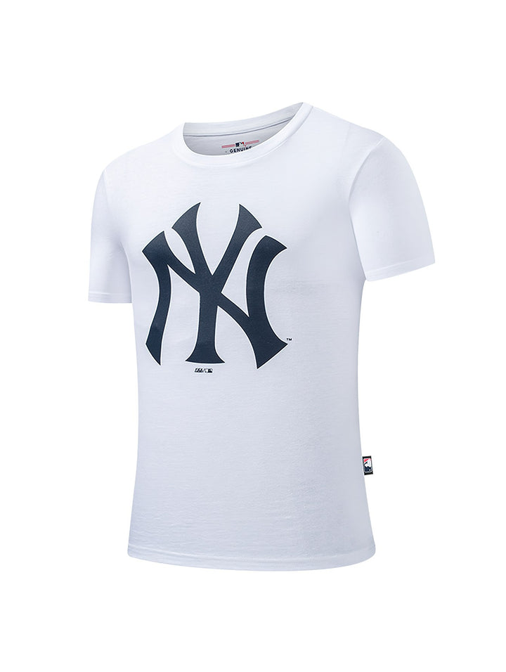 Camiseta blanca de manga corta con el logotipo de los New York Yankees en el pecho.