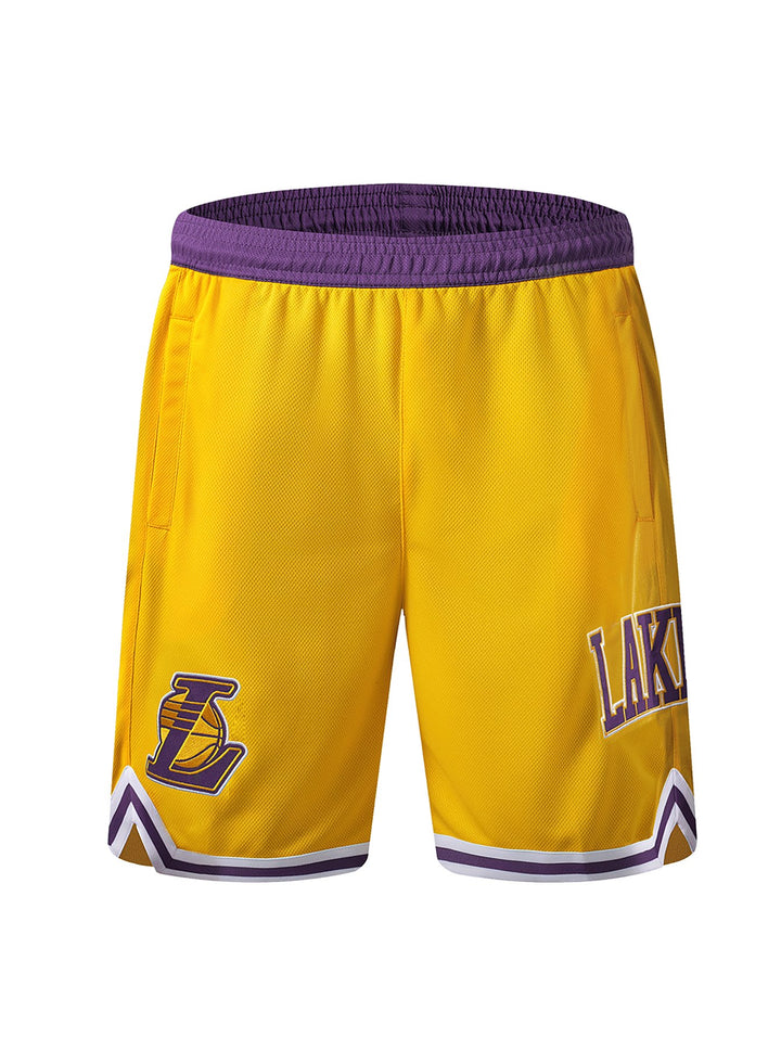 Pantalones cortos deportivos amarillos con detalles en morado y blanco, con logos de los Lakers.