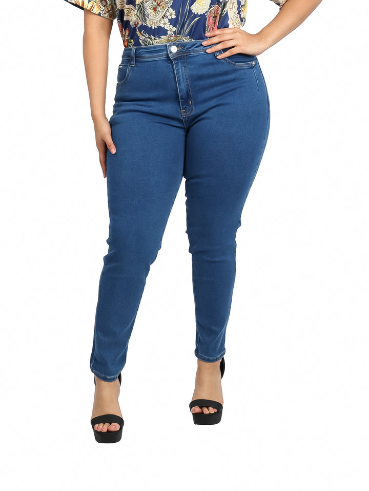 Mujer vistiendo pantalones jeans azul oscuro de corte ajustado y talle alto.
