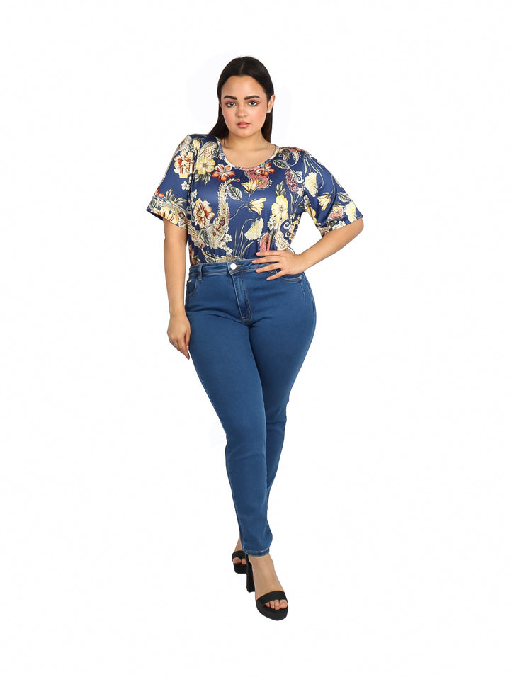 Mujer vistiendo pantalones jeans azul oscuro de corte ajustado y talle alto.